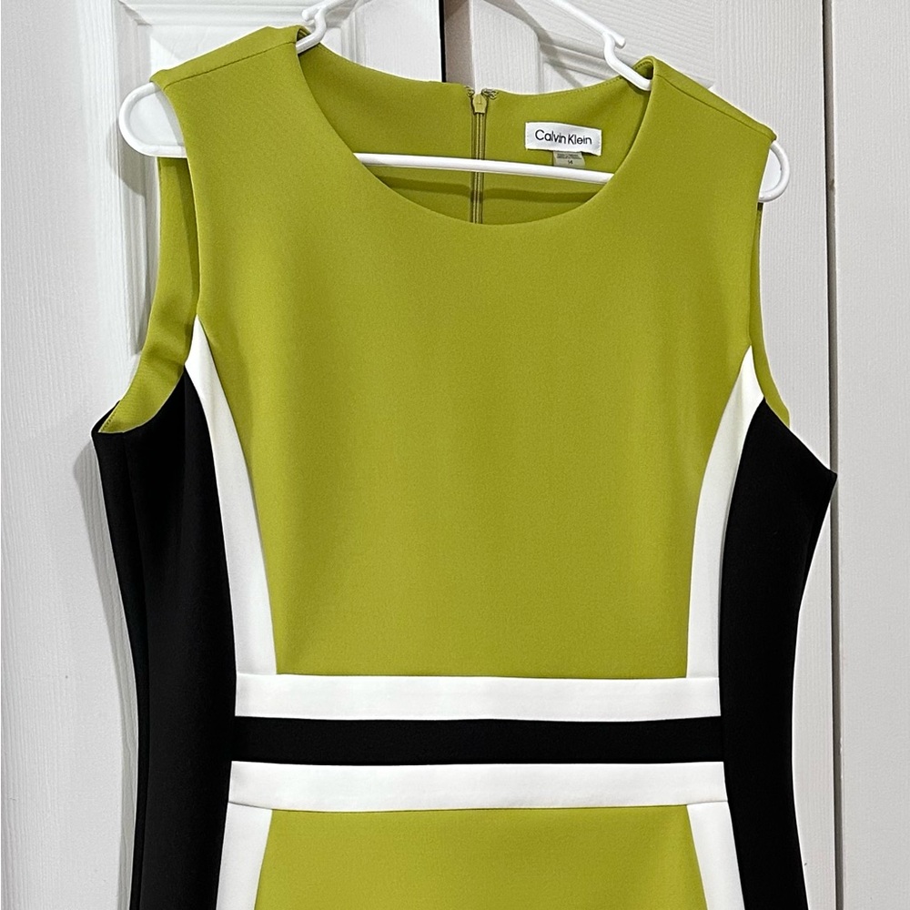 Sleeveless sheath dress.